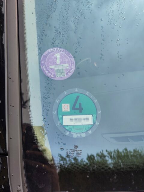 Two window badges for environmental zones, French and German